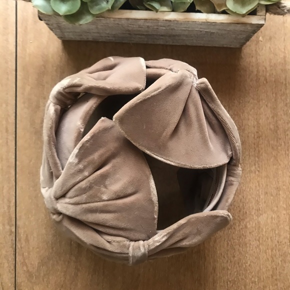 Velvet hat - Picture 2 of 3